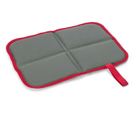 Tapis de sol pliable gris avec bordure rouge et sangle de transport.