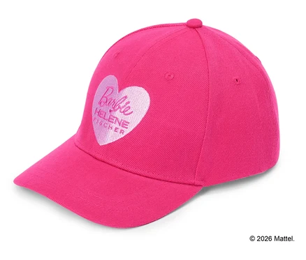 Gros plan d'une casquette de baseball rose avec le logo Barbie et le nom Helene Fischer dans un cœur blanc sur le devant.