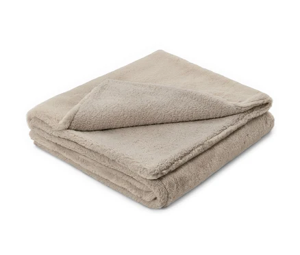 Couverture moelleuse en fourrure synthétique pliée.