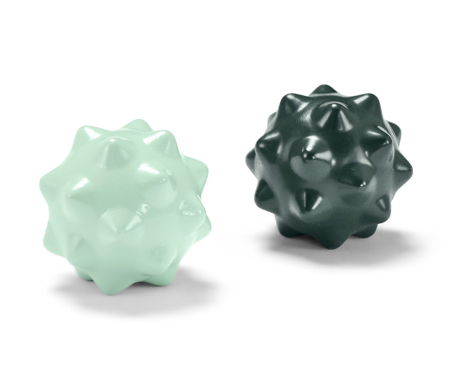 Deux boules de gymnastique des doigts Qi-Gong, une vert clair et une vert foncé.