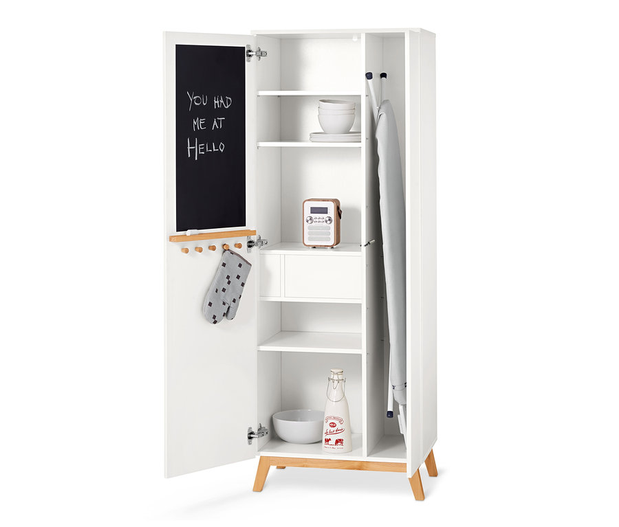 Armoire multifonction ouverte avec l'inscription "You had me at hello" sur la porte, à l'intérieur des étagères avec des bols, une radio et une bouteille.