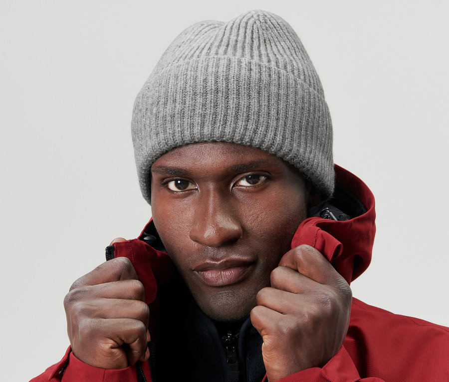 Portrait d'un homme portant un bonnet en maille gris.