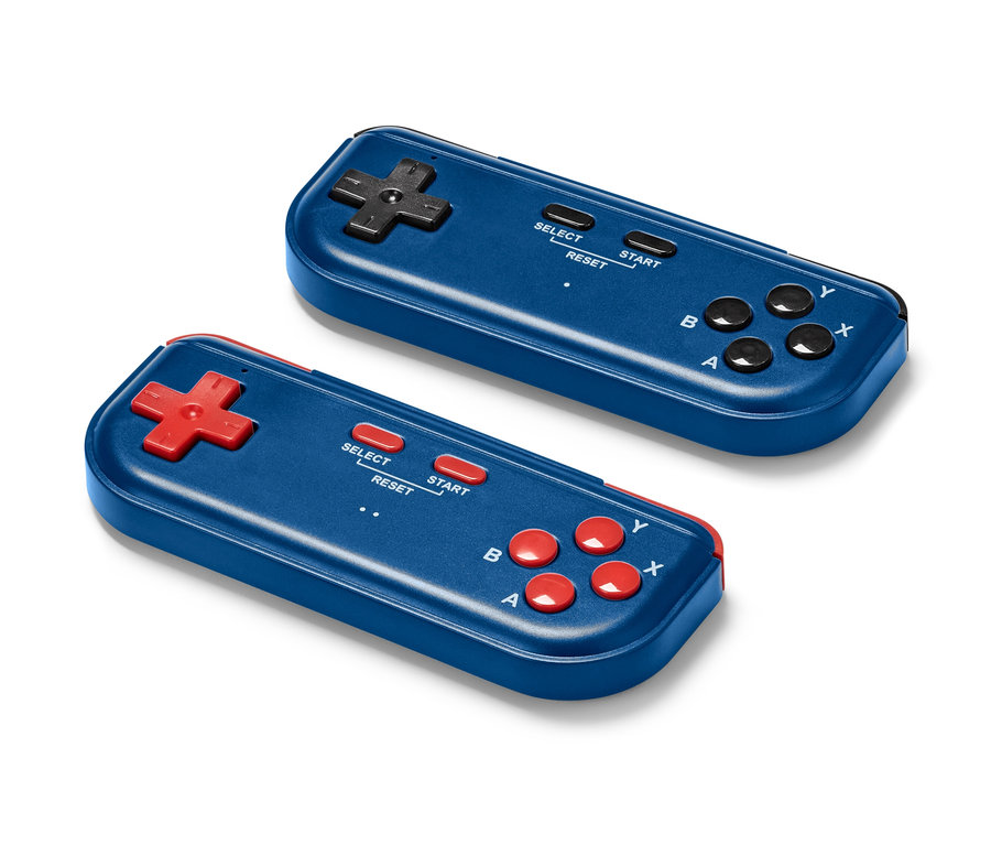 Deux consoles rétro pour télé, une bleue avec des boutons noirs et une bleue avec des boutons rouges.
