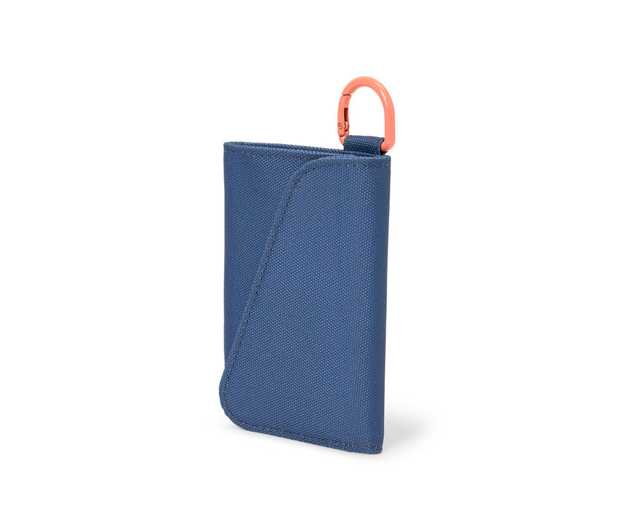 Un portefeuille outdoor bleu avec un mousqueton orange.