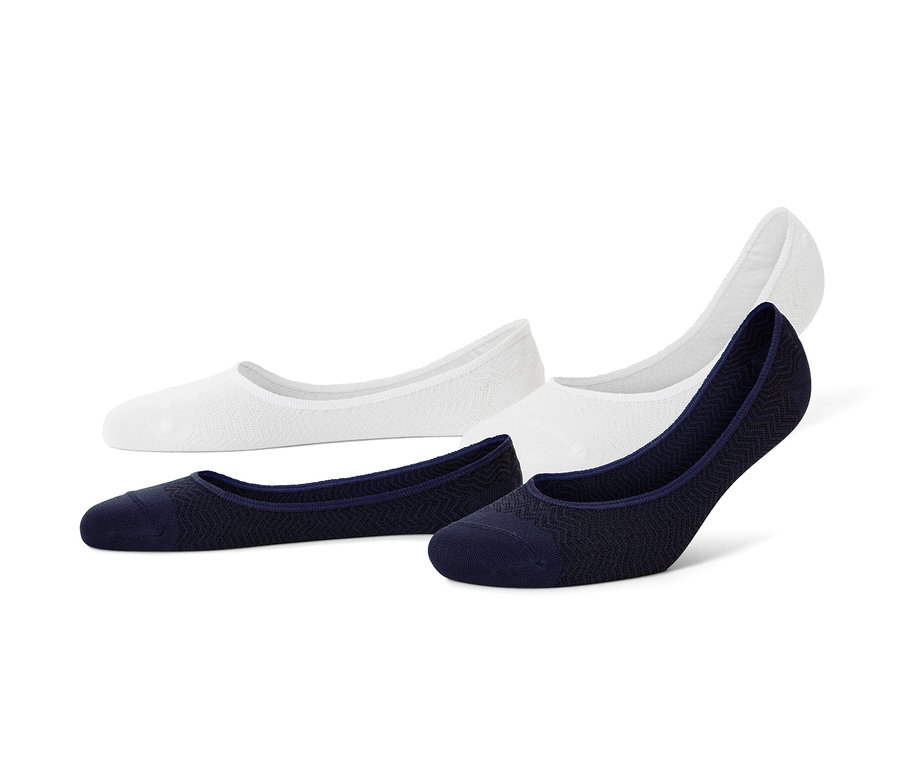 Deux paires de socquettes blanches et deux paires de socquettes bleu foncé.