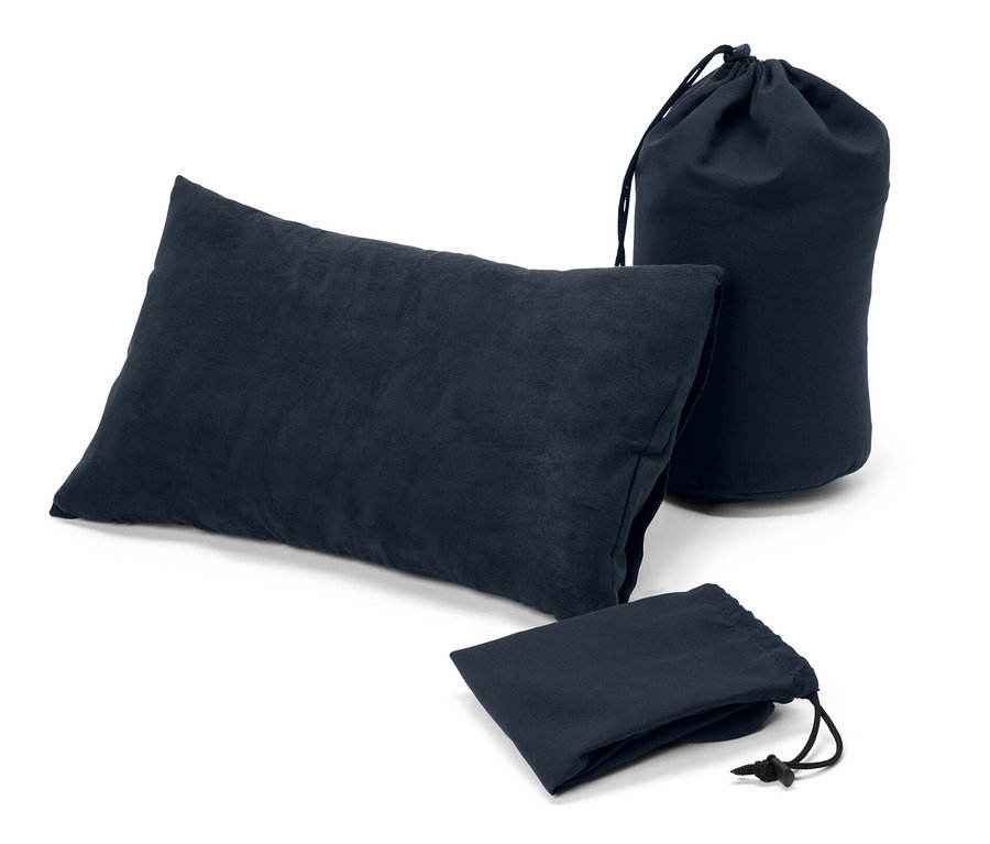 Un coussin de camping et deux sacs de rangement sont présentés sur un fond blanc.