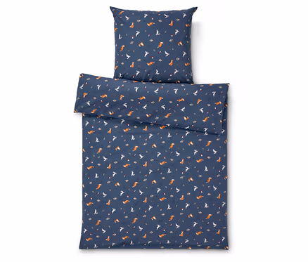 Literie avec motif de renards sur fond bleu.