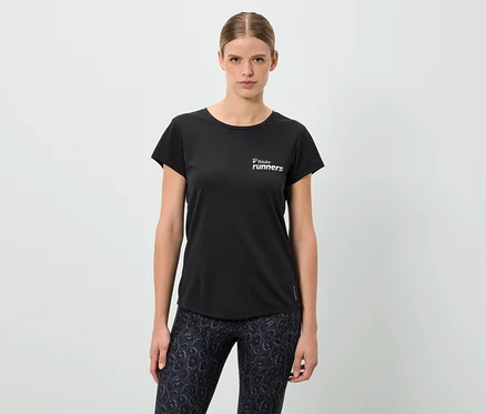 Une femme portant un t-shirt noir avec l'inscription "Tribal runners" et un legging à motif léopard.