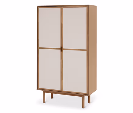 Une armoire en bois clair avec deux portes, chacune comportant deux panneaux rectangulaires crème séparés par une barre horizontale en bois. L'armoire repose sur quatre pieds en bois.
