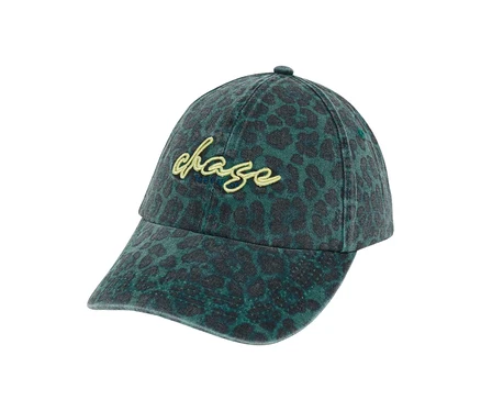 Casquette de baseball CECIL vert foncé à motif léopard noir avec l'inscription jaune "chase".