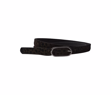 Une ceinture marron foncé à motif léopard avec une boucle ovale argentée, enroulée sur un fond blanc.