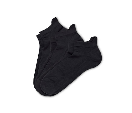 Gros plan de trois paires de chaussettes de course professionnelles unisexes noires.