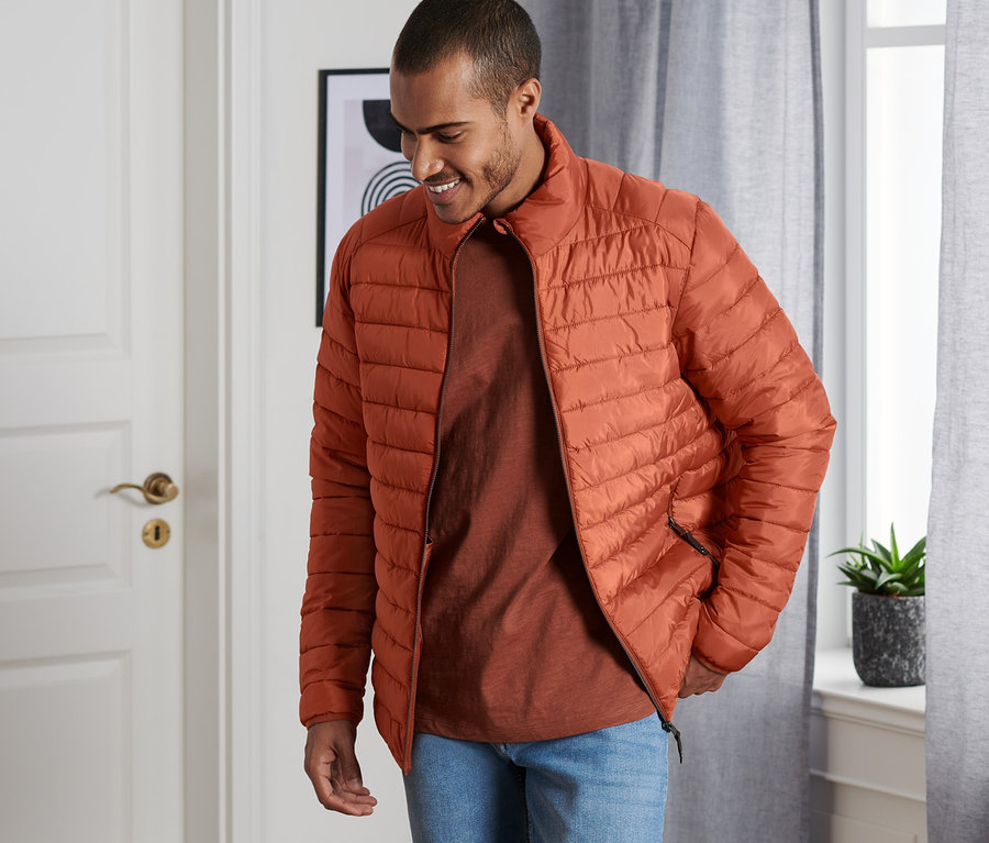 Homme portant une veste matelassée.