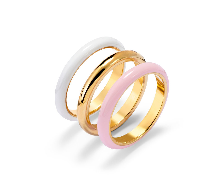 Gros plan de trois bagues : dorée, blanche et rose.