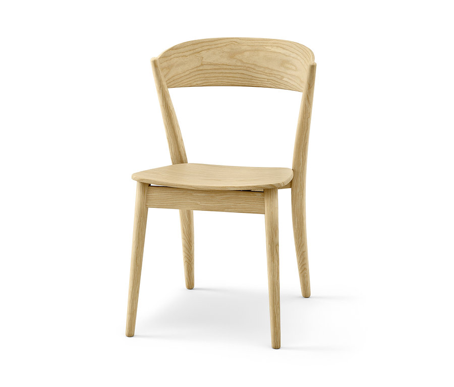 Une chaise en bois clair sur fond blanc.