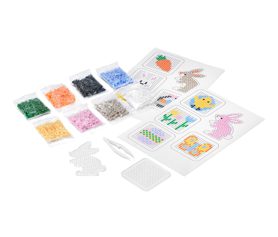 Set de bricolage Perles à repasser avec des perles multicolores, une pince à épiler et des modèles.