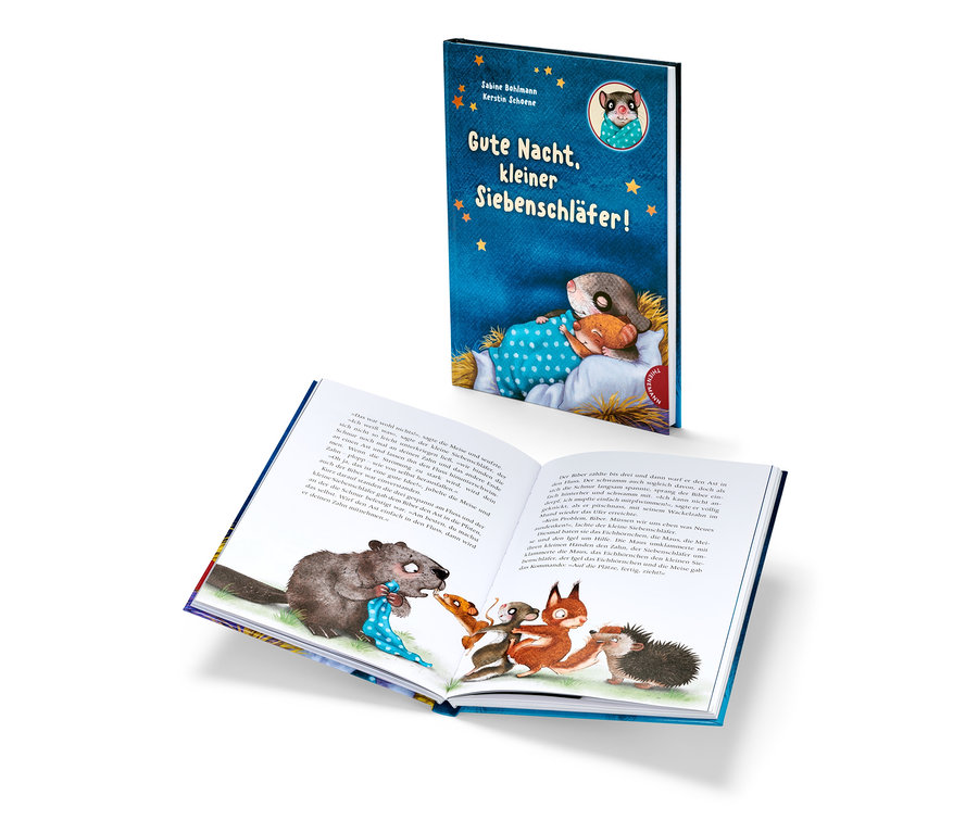 Un livre ouvert avec des illustrations d'animaux et à côté, le livre « Gute Nacht, kleiner Siebenschläfer ! » (Bonne nuit, petit loir gris, en allemand).