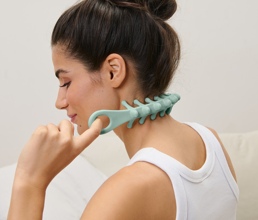 Femme utilisant une bande de massage pour la tête.