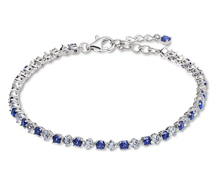 Bracelet argenté avec des pierres bleues et blanches.