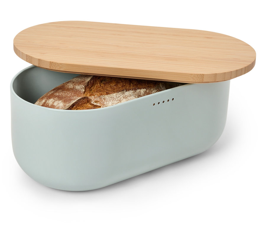 Pain dans une boîte à pain bleu-gris avec couvercle en bambou.