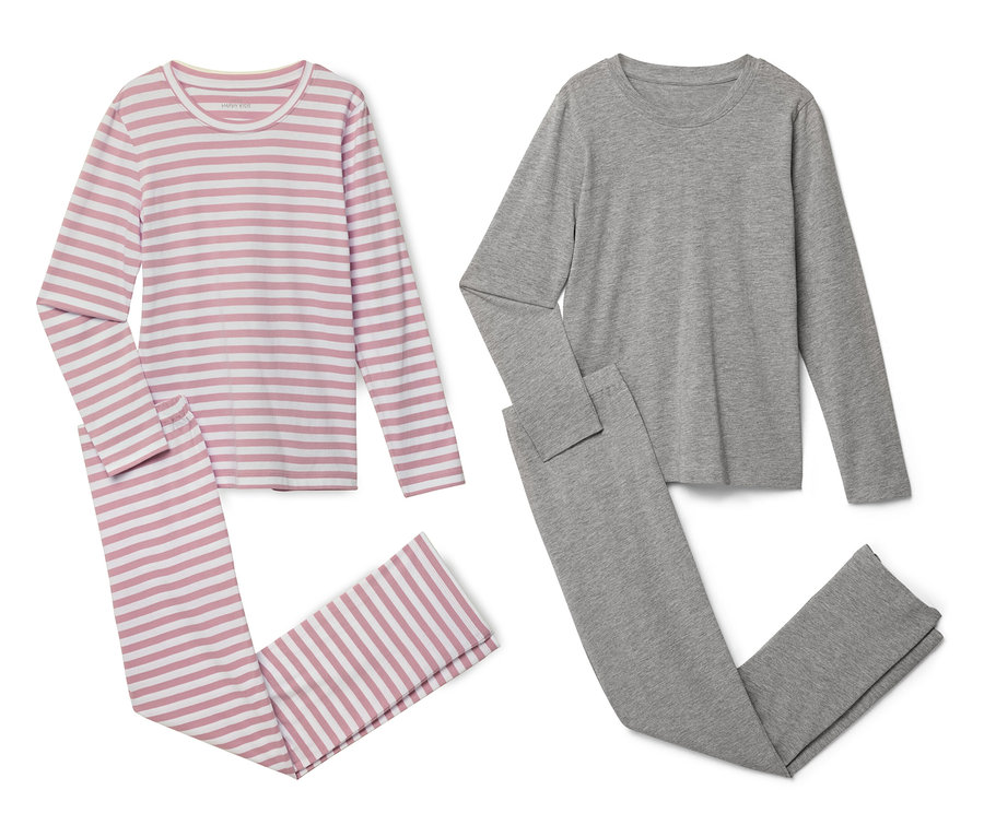 Deux ensembles de pyjamas sont posés sur un fond blanc. Un ensemble est rayé rose et blanc, l'autre est gris uni.