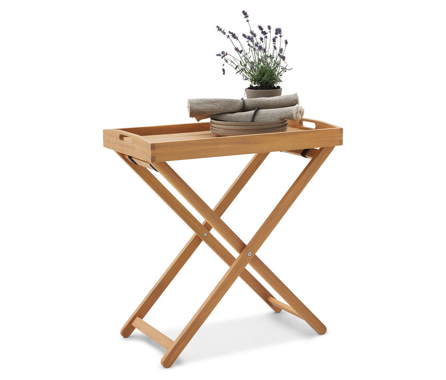 Table d'appoint en bois avec plateau, avec assiettes, serviettes et lavande dessus.