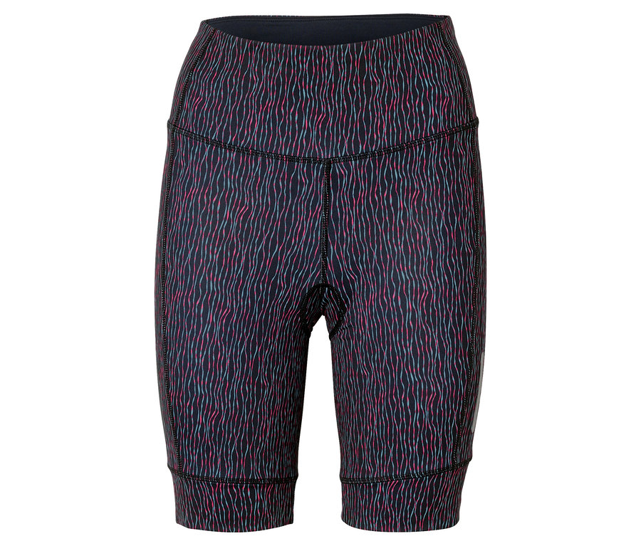 Gros plan sur un legging à motifs arrivant au genou avec une ceinture foncée.