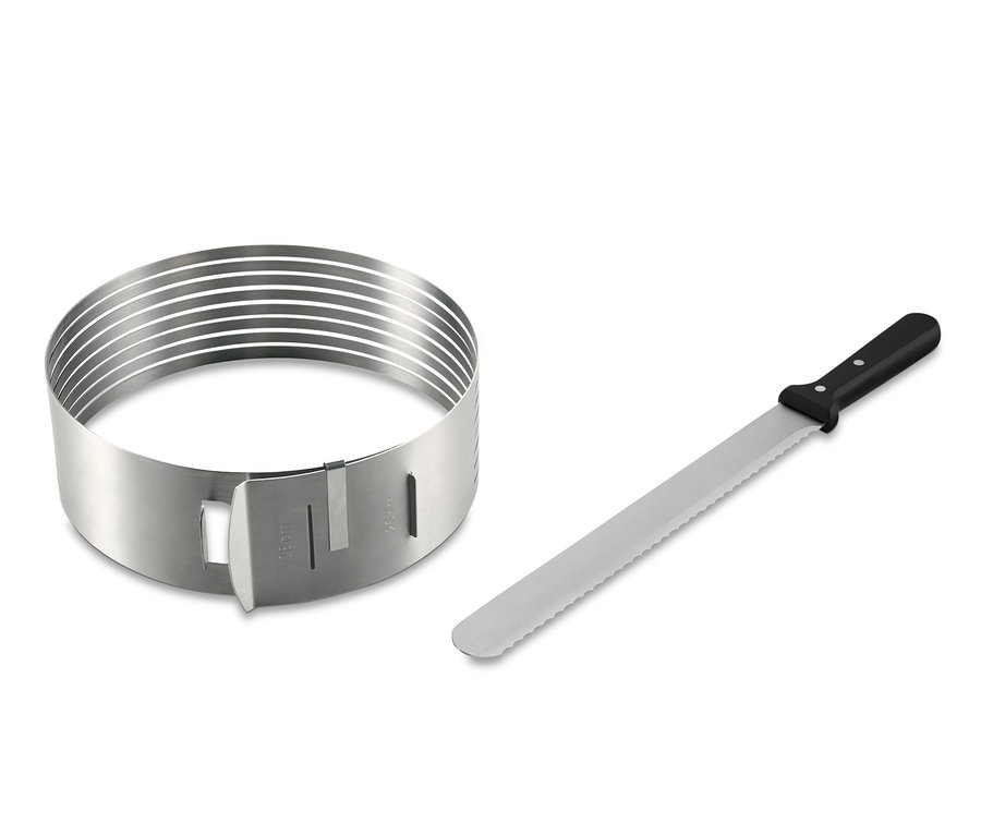 Un outil de découpe pour fonds de tarte et un couteau de pâtissier sont côte à côte.