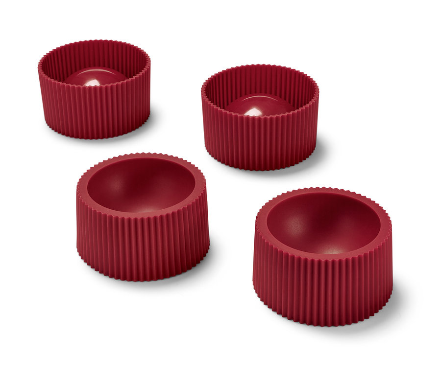 Quatre moules à dessert rouges.