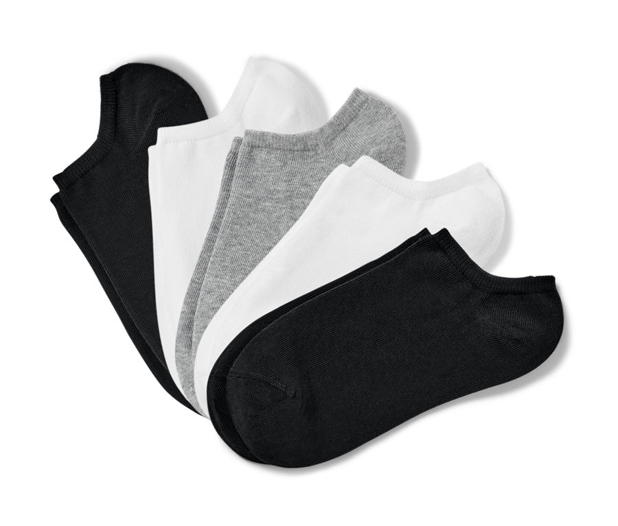 Cinq paires de socquettes de sport noires, blanches et grises.