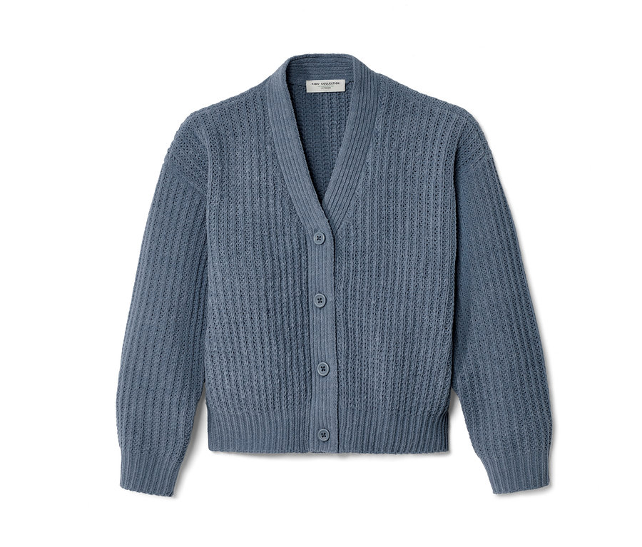Un gilet en tricot chenille bleu pour enfant avec des boutons.