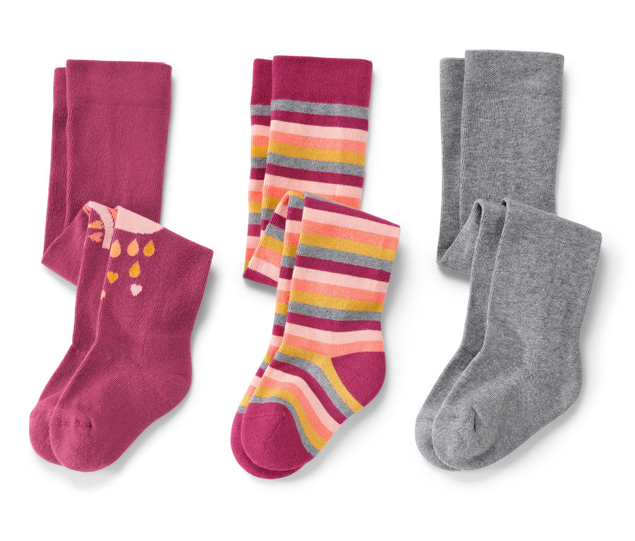 Trois paires de collants pour bébé : une paire rose imprimée, une paire à rayures colorées et une paire grise.