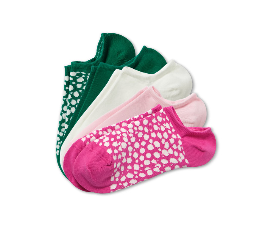 Cinq paires de socquettes de sport de différentes couleurs.