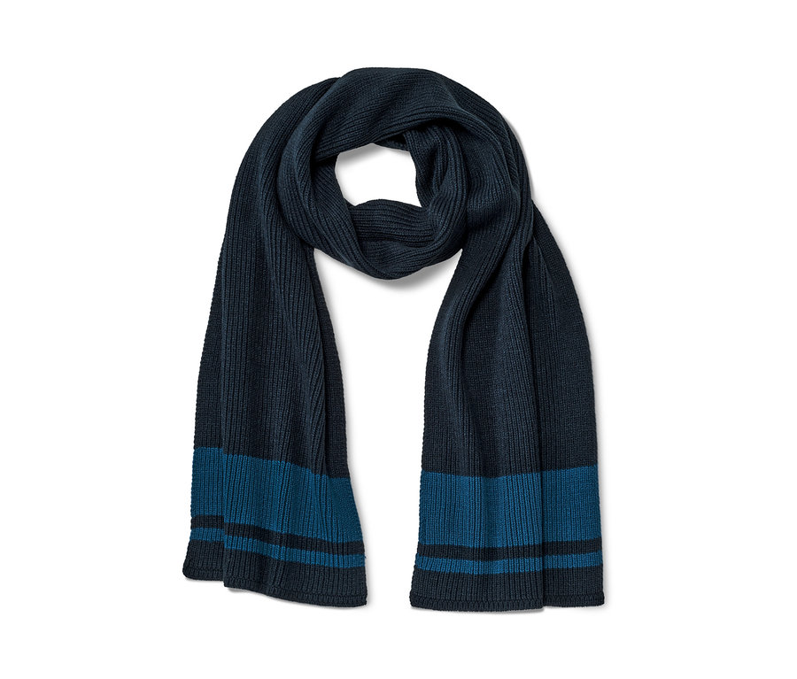Une écharpe en maille bleu marine avec des rayures bleues aux extrémités.