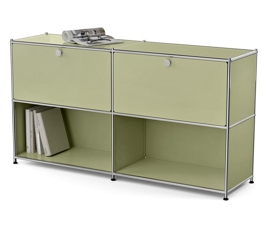 Un meuble de rangement modulaire vert avec quatre compartiments, dont deux avec des portes. Une paire de lunettes et un magazine sont posés sur le dessus.