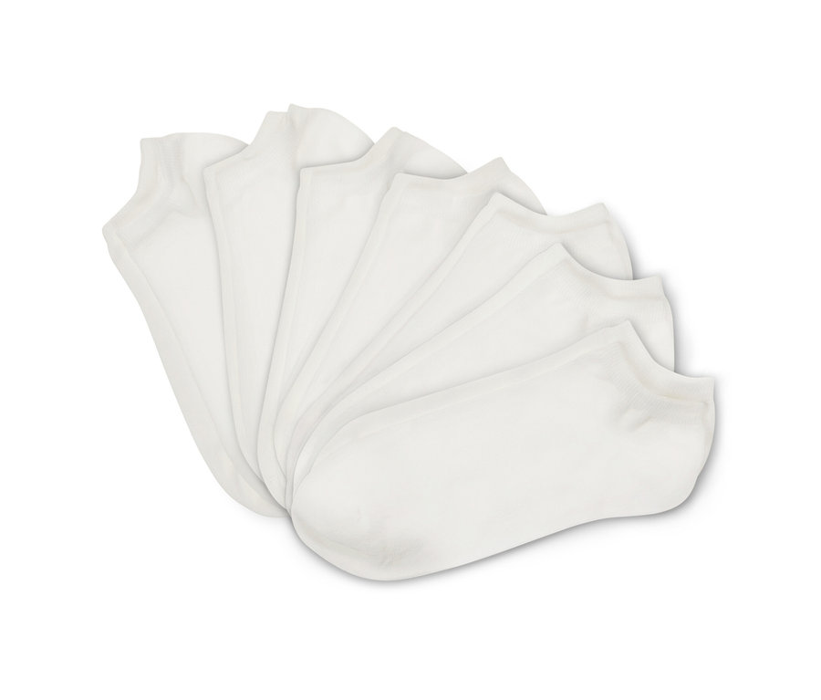 Sept paires de socquettes de sport blanches.