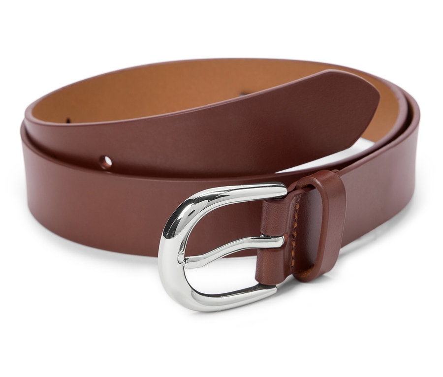 Une ceinture en cuir marron, cognac, avec une boucle argentée.
