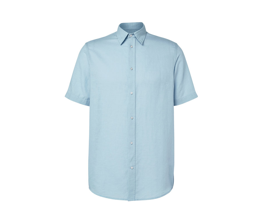 Chemise à manches courtes bleu clair avec du lin.