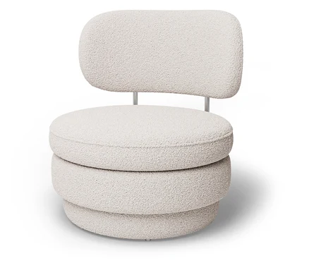 Un fauteuil crème avec une assise et un dossier ronds se dresse sur un fond blanc.