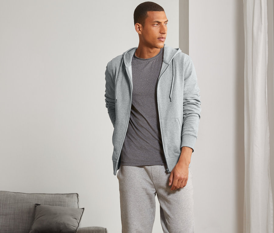 Un homme porte une veste molletonnée.