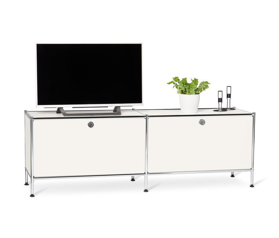 Téléviseur posé sur un meuble bas en métal « CN3 » blanc à abattants.