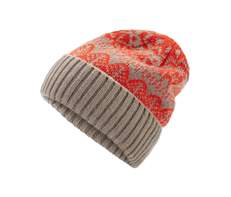Gros plan d'un bonnet en maille à motif norvégien orange et gris.