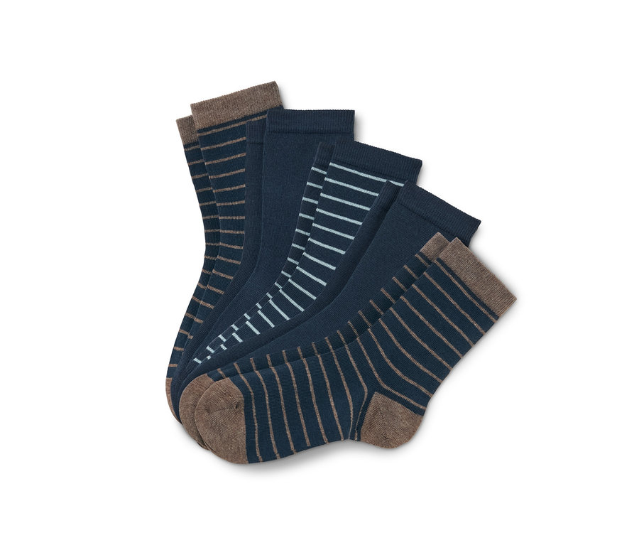 Cinq paires de chaussettes rayées pour enfant.