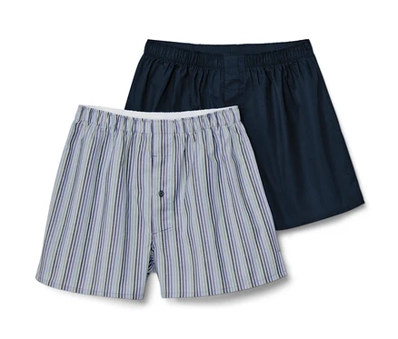 Deux boxers tissés, un bleu et un rayé.