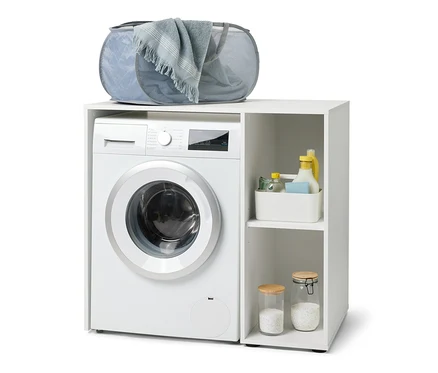 Une machine à laver blanche est placée sous une étagère pour machine à laver blanche avec espace de rangement latéral. Un panier à linge gris est posé sur l'étagère.