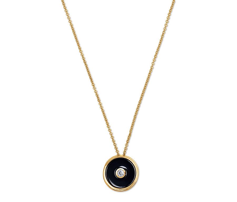 Collier en or avec un pendentif rond noir et un petit diamant au centre.