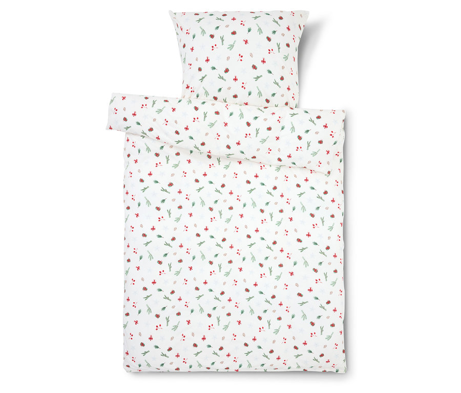 Linge de lit blanc avec des motifs de baies rouges et de feuilles vertes.