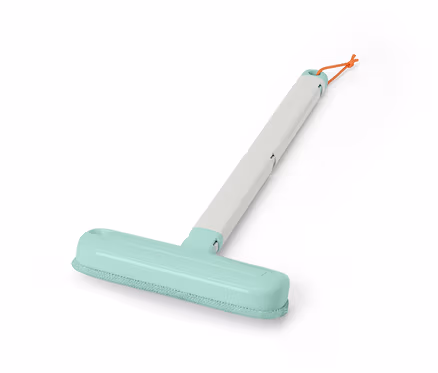 Un accessoire de nettoyage pour textiles 4 en 1 avec un manche blanc et une tête de nettoyage bleu clair.