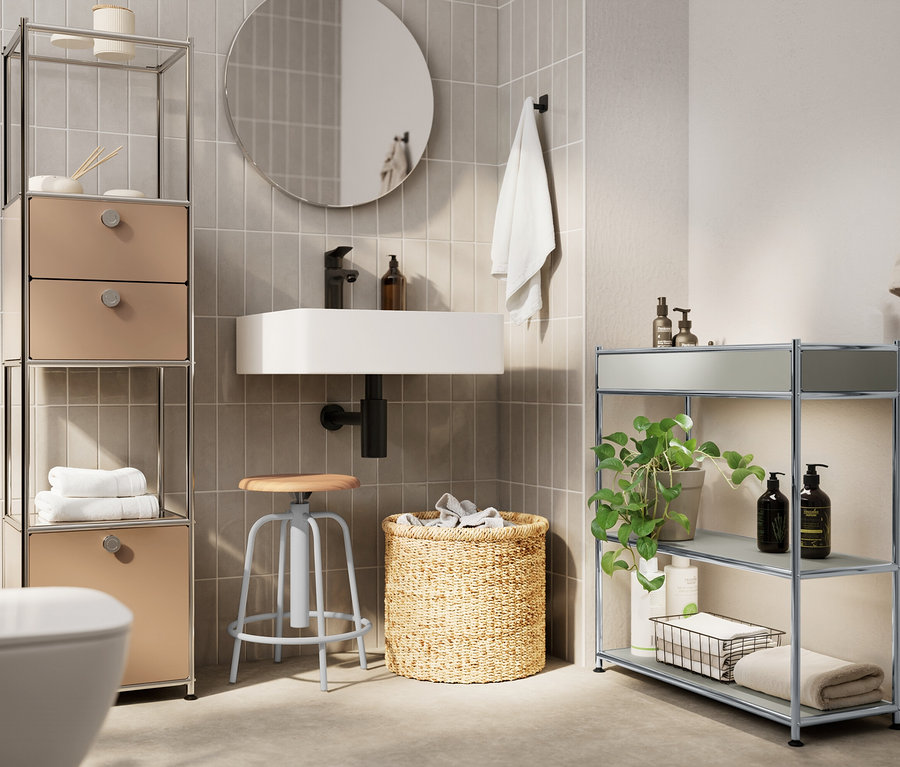 Vue d'une salle de bain avec lavabo, miroir, serviette, tabouret, panier à linge et étagères.