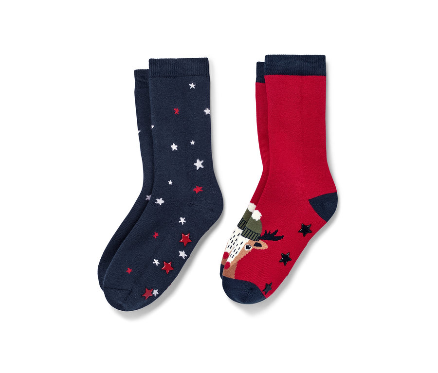 Deux paires de chaussettes antidérapantes pour tout-petit, renne. Une paire est bleu marine avec des étoiles, l'autre rouge avec un renne.